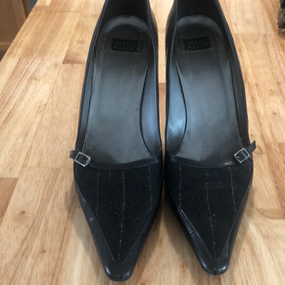 Anne Klein leather pump sz. 9 blk pinstripe